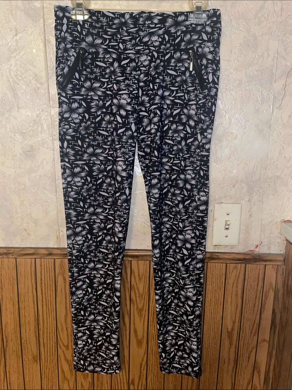 Black & white floral  coco +carmen leggings (L/XL)